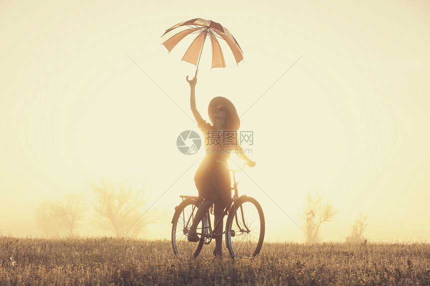 日出时在乡下骑着自行车带图片