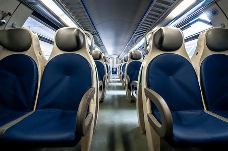 空的内部火车座位图片