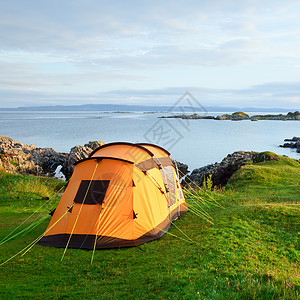 在晨光中在海边露营帐篷图片