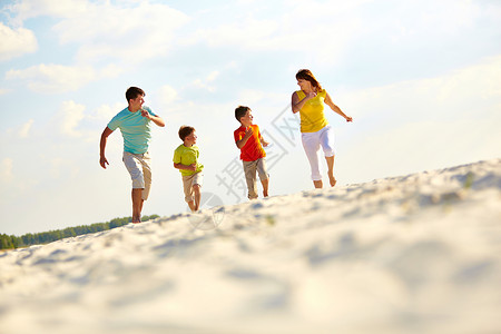 欢乐的家庭夏天在沙滩图片