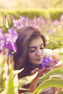 年轻姑娘在花朵开花的图片