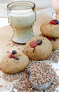 土制烧烤曲奇饼干配有红莓和背景图片