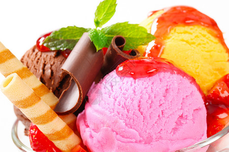 草莓酱冰淇淋圣代图片