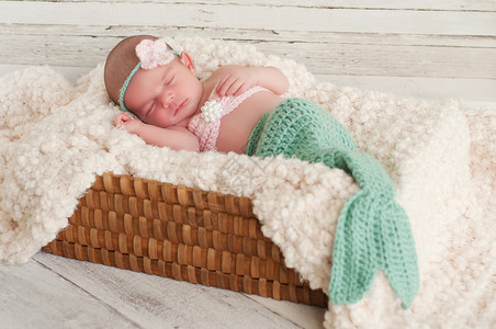 2周的新生女婴身着编织美人鱼服装图片