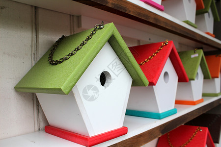 可爱的小鸟屋是用木头手工制作的图片