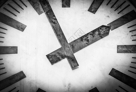 带有时针和分针特写的复古时钟图片