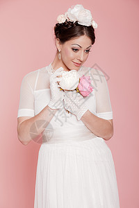穿着白色婚纱的浪漫新娘装饰着鲜图片