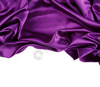 白色背景上紫色丝绸织物的特写图片