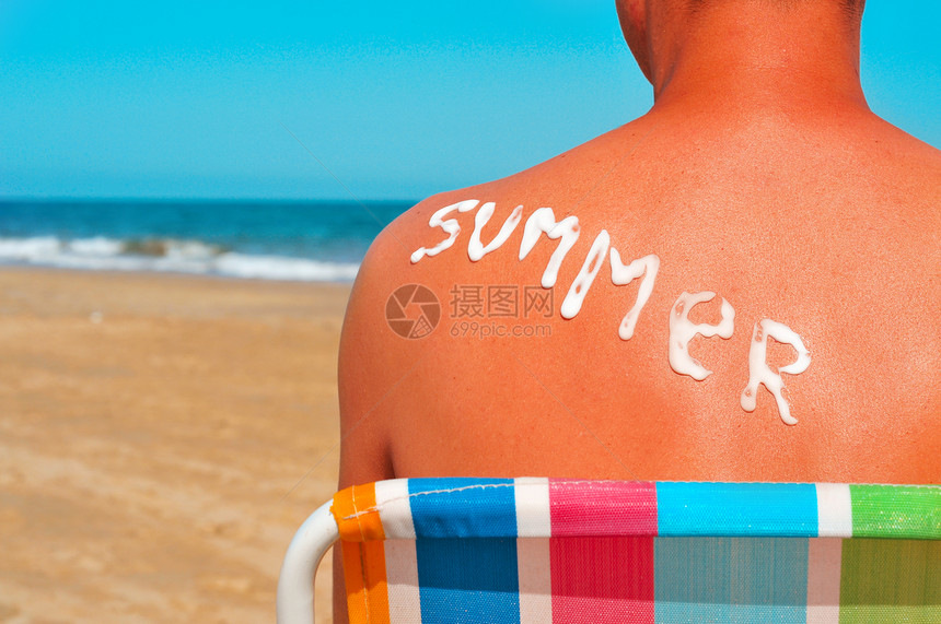 夏日的文字写成与防晒霜在太阳烧伤背部一个男子谁在海图片
