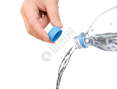 手打开了一瓶水从瓶子里倒水背景图片