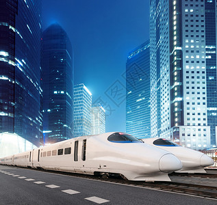 高速列车穿过上海金融中心图片
