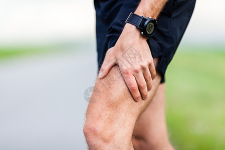 夏季自然训练户外活动期间的跑腿和肌肉疼痛图片