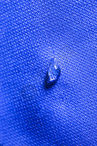 蓝色防水材料上的水滴图片
