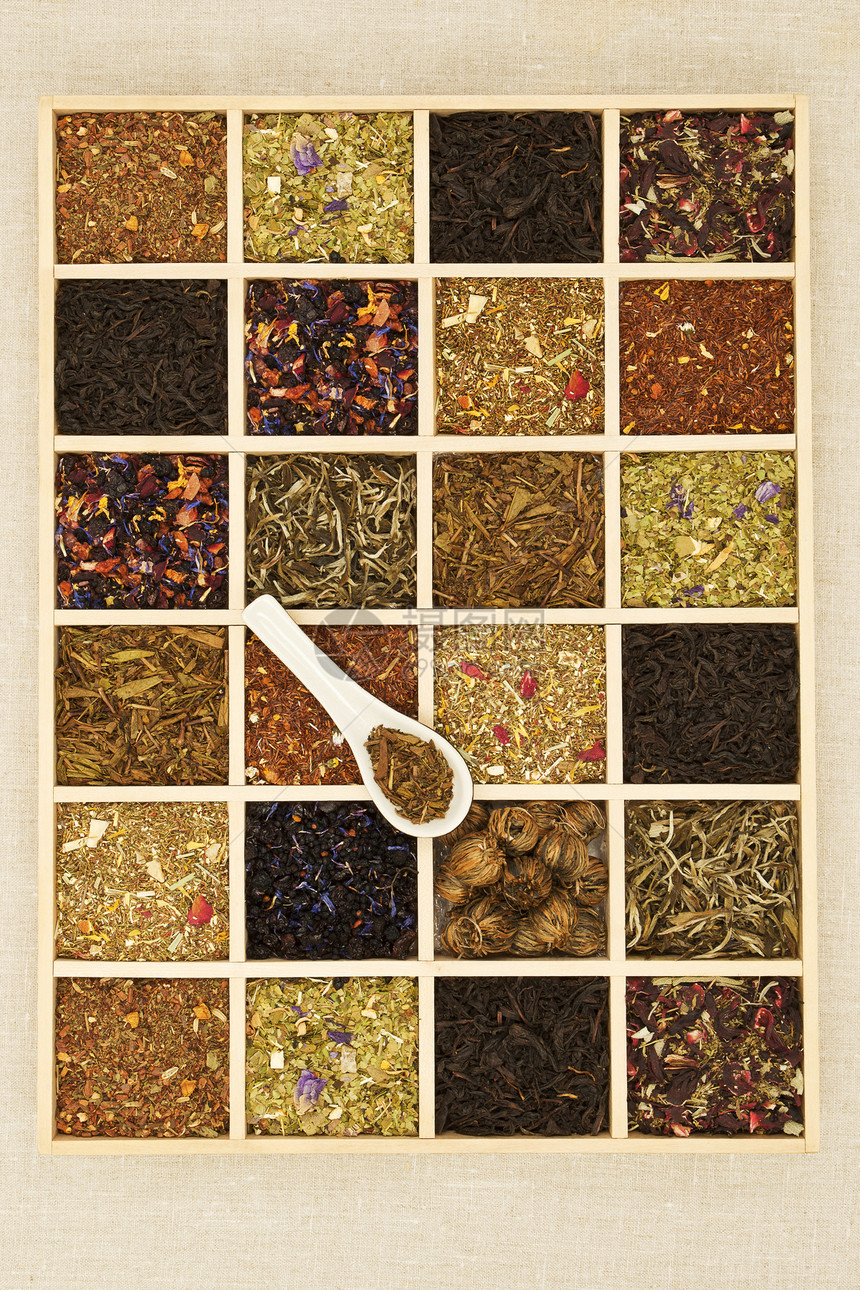 木箱里有不同种类的茶干茶叶收图片