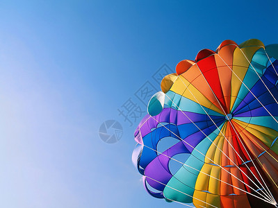 色彩多的降落伞背景有蓝图片