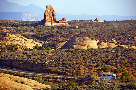 犹他州风景大道房车冒险美国犹他州拱门公园路上的小型房车风景图片