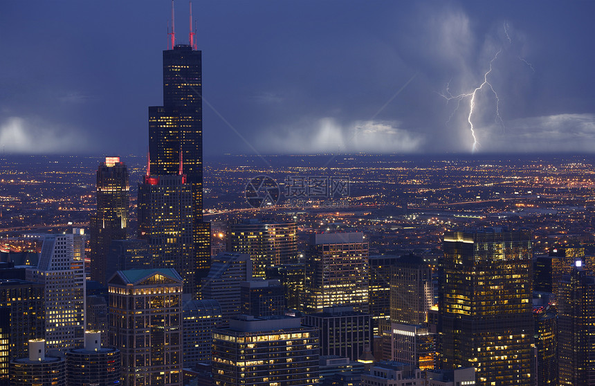 天际线芝加哥与远处的风暴芝加哥南侧视图美国伊利诺伊州芝加哥美图片