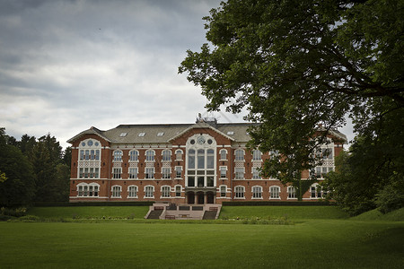 古老和可贵的大学建筑背景图片