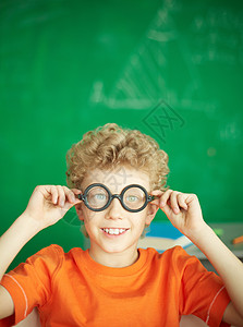 眼镜里快乐的中小学生的肖图片