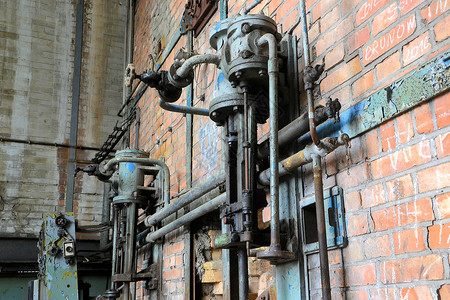 废弃工厂的管道和配件图片