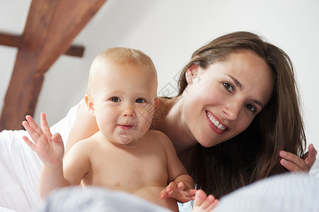 一个快乐的母亲和婴儿的肖像图片