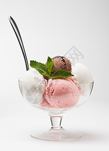 玻璃碗中的冰淇淋勺图片