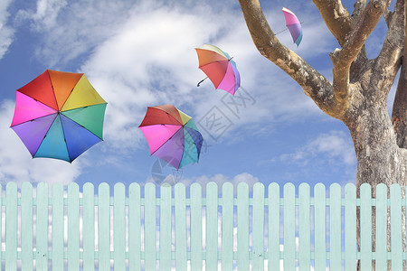 富饶的蓝色天空中飞着多彩的雨伞图片