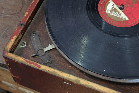 老式发条留声机电唱机图片