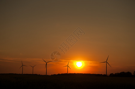 日落的风力涡轮机农场图片