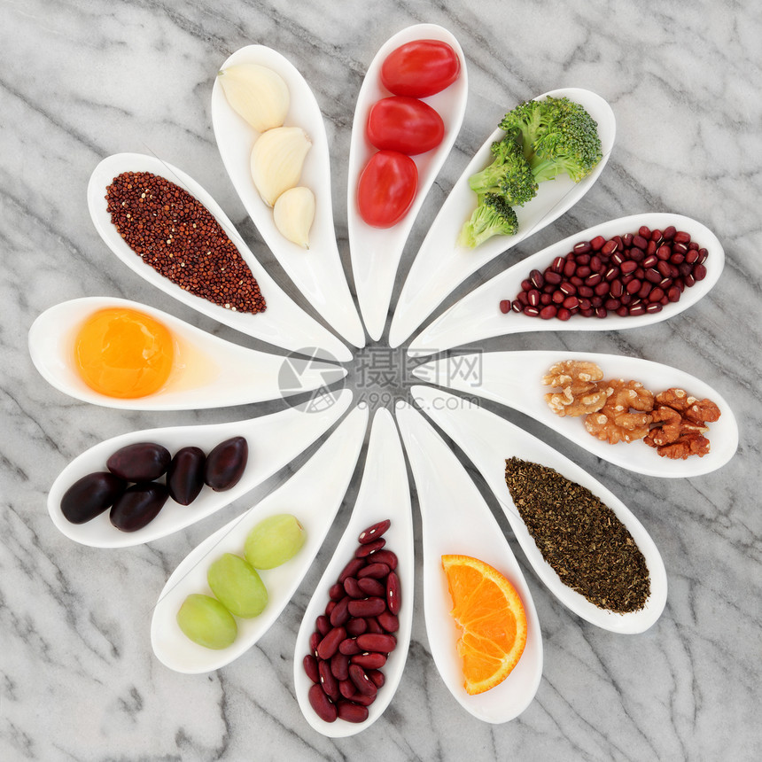 在白瓷盘中选择健康的超级食物而不是大理石背景图片