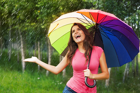 我好开心终于下雨了图片