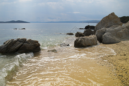岩石海岸的美丽海景图片
