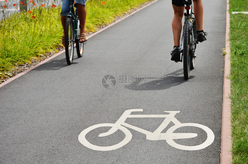 自行车路标和骑自行车的人图片