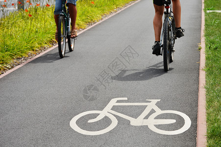 自行车路标和骑自行车的人图片