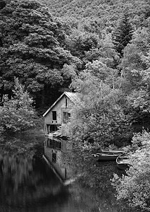 废弃船屋和划艇景观的黑白复古风格图片图片
