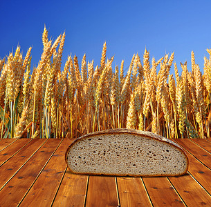 桌上的小麦面包图片