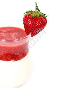 杯子里有草莓的新鲜果汁鸡尾酒照片图片