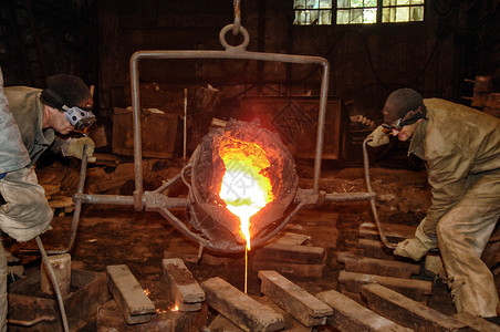铸造熔融金属从钢包倒入模具背景图片