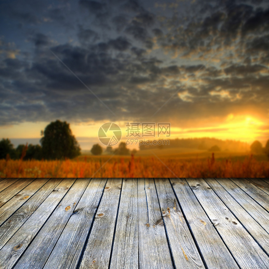 空木制桌和背景的日落场景对产品图片