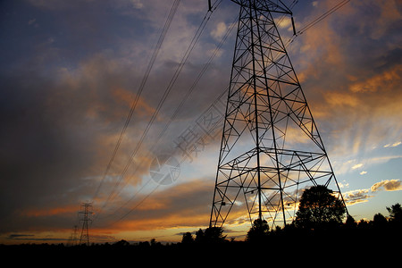 电力线和塔的剪影与灿烂的日落图片