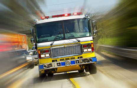 消防车在行动美国加利福尼亚州消防队在工作消防车闪烁的灯背景图片