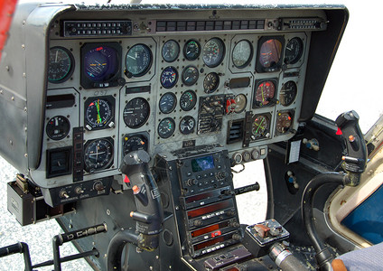 直升机驾驶舱仪表板图片