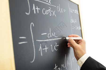 关闭黑板上的科学家计算复杂的数学方程式的连接图片