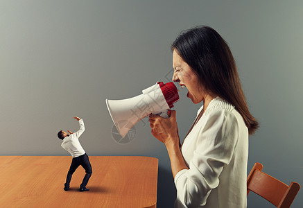 失信惩戒情绪化的女人对受惊的男人尖叫背景