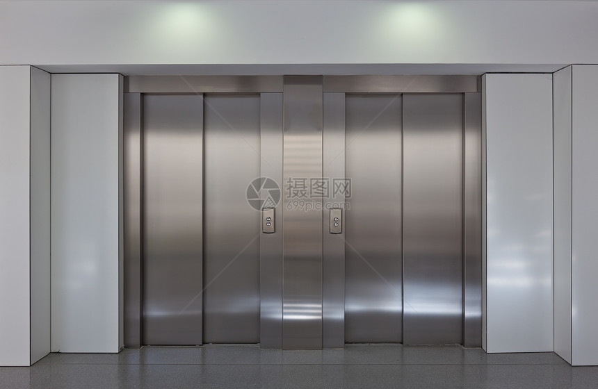 两扇刷过的金属电梯门内建一栋最起图片