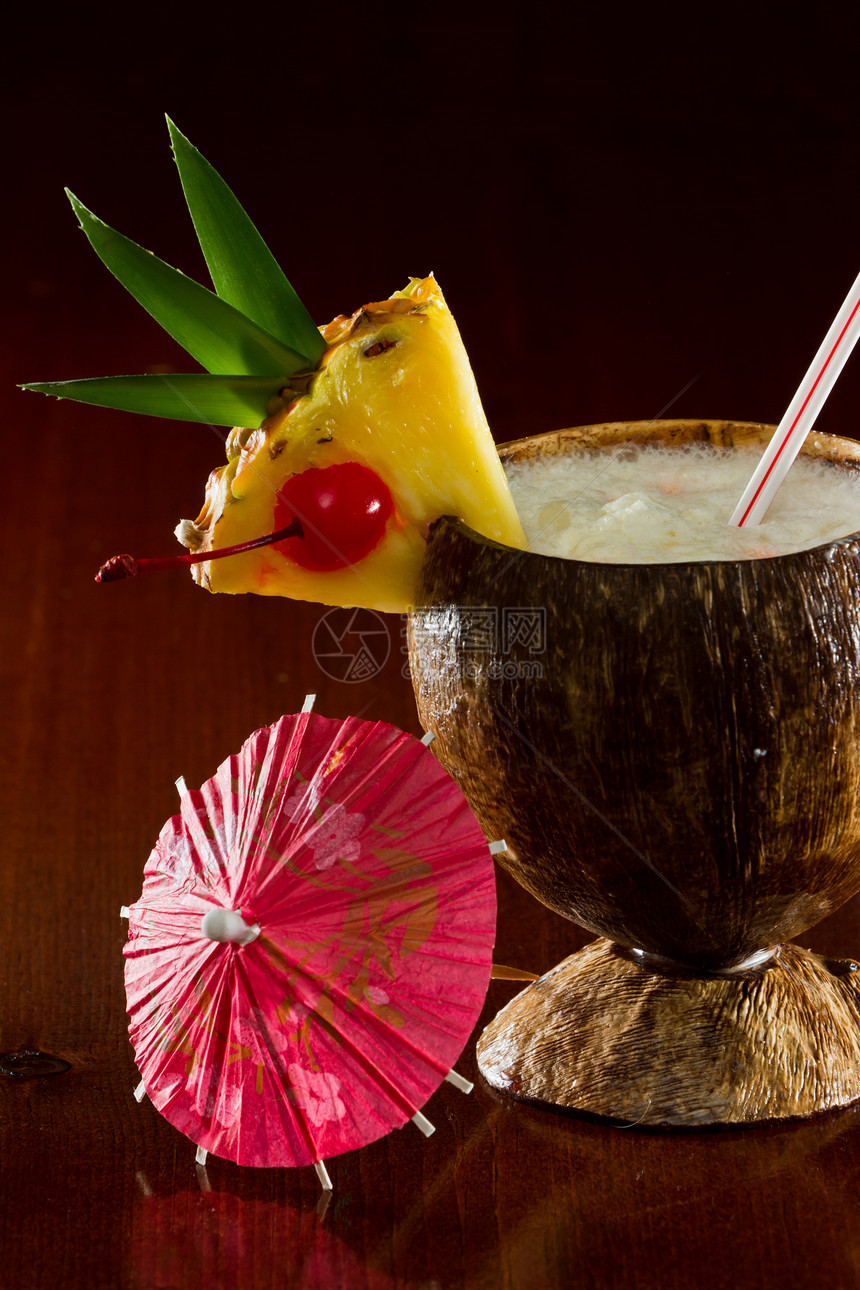 紧闭热带椰子饮料加一个菠萝切片配图片