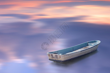 稍纵即逝船在静水中倒映着天空背景