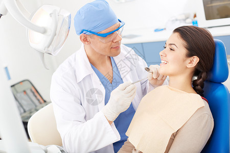 在牙医口腔检查期图片
