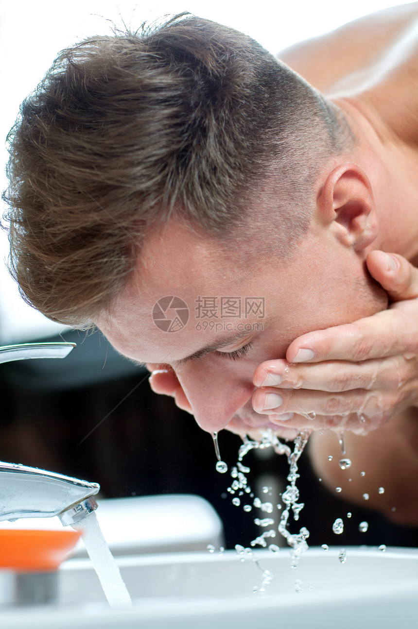 明亮的caucasians男子在家里浴室刮胡子后图片