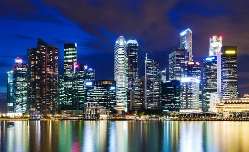 新加坡城市天际线在晚上图片